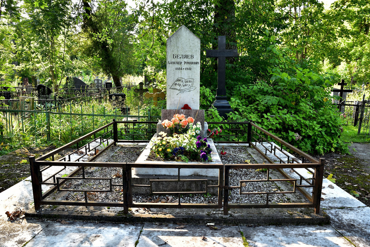 Pushkin-Kazan-cemetery-Grave-of-A-R-Belyaev-1884-1942-science-fiction-writer