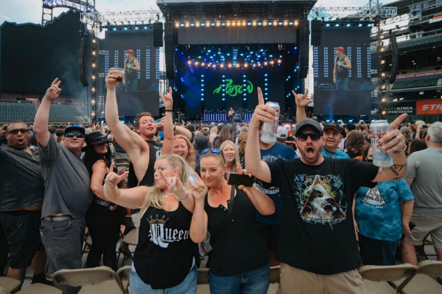 fans-call-poison-the-stadium-tour-heroes-they-blow-motley-crue-def-leppard-off-the-stage