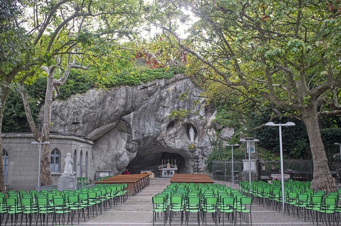 Dal Brasile alle Filippine: Grotte di Lourdes da tutto il mondo dans Apparizioni mariane e santuari Italie-Chiampo-Shutterstock