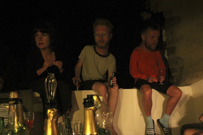 Этот парень был ответственным за отпускные фото, но его друзья получили их в весьма необычном виде