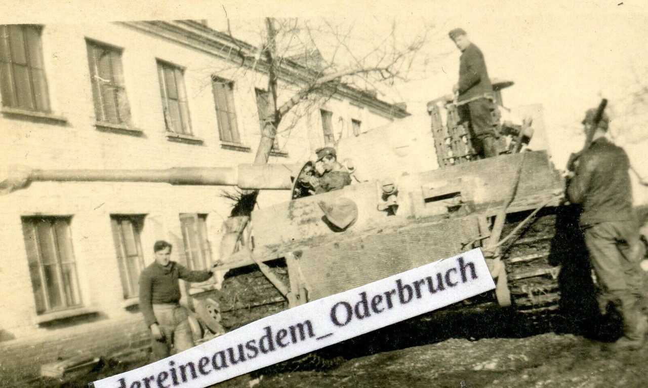Foto WH Panzer PzKpfw VI Tiger mit Zimmerit Besatzung Funker mit Mützenabz.