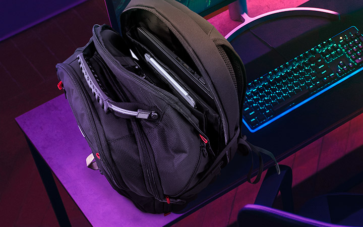 Una persona llevando el bulto Xtech Battlestash, destacando su diseño ergonómico y robusto.