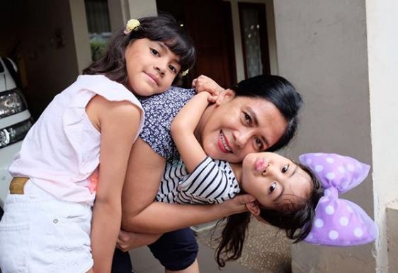Lydia Kandou bersama kedua cucunya