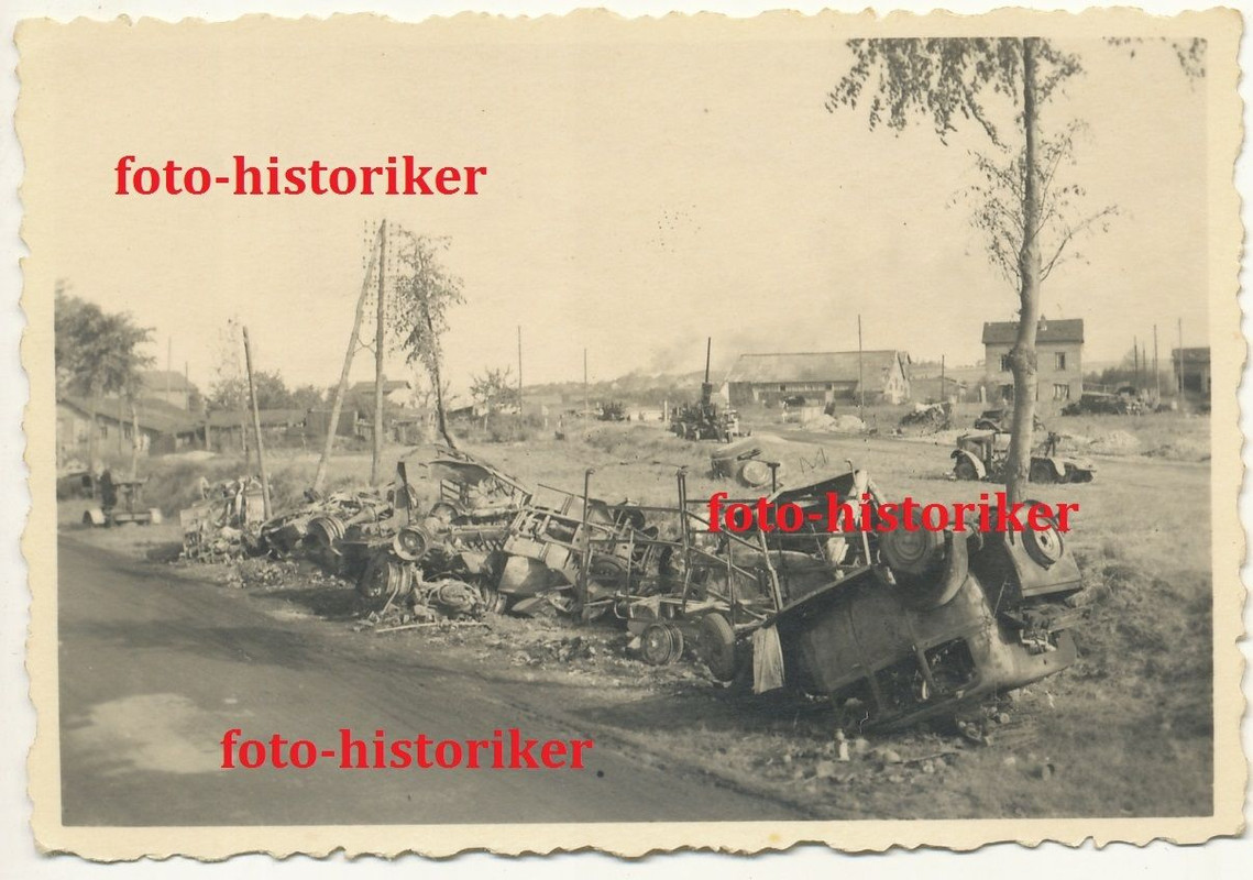 Zerstörte französische Technik PKW LKW Geschütze
