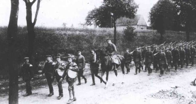 A caballo, el capitán von Manstein, al mando de la 6ª Kompanie del 5º Infanterie Regiment un marcha de entrenamiento en 1923, en la época de la Reichswehr