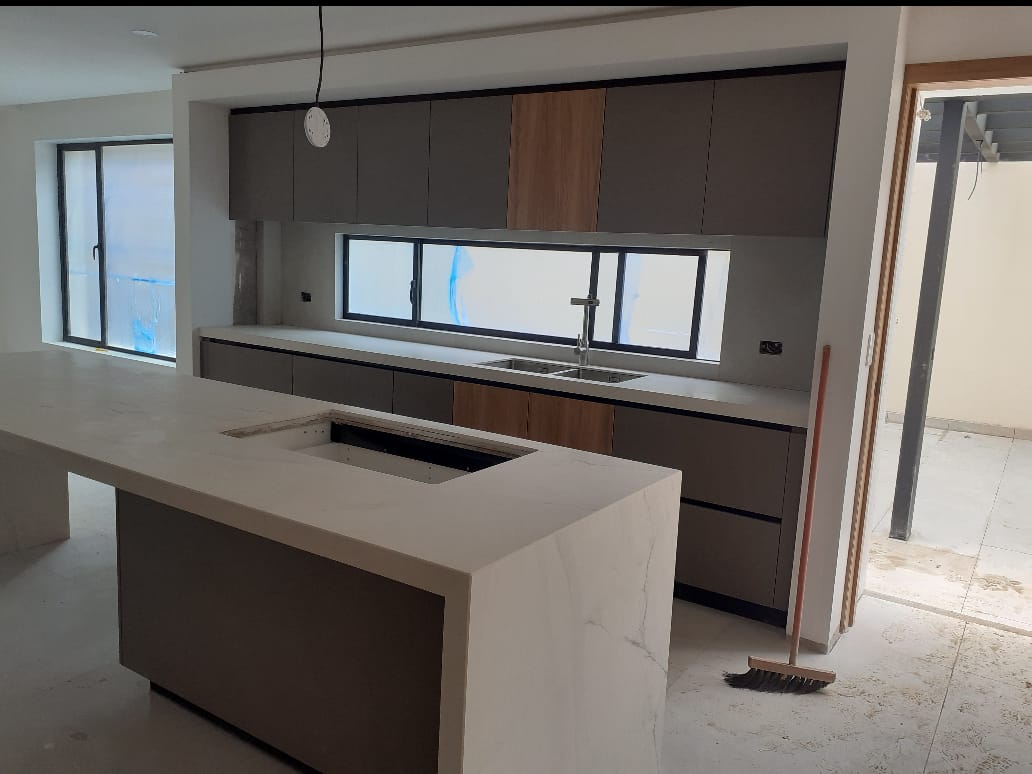 Cocina moderna gris y madera con gran isla