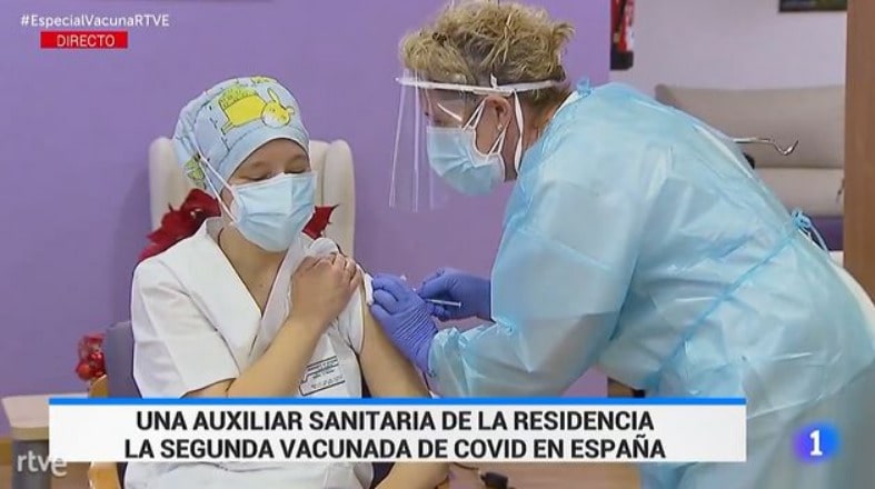 Mónica recibiendo vacuna Covid-19