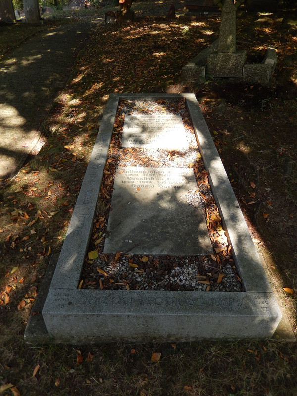 Aldous-Huxley-grave-A