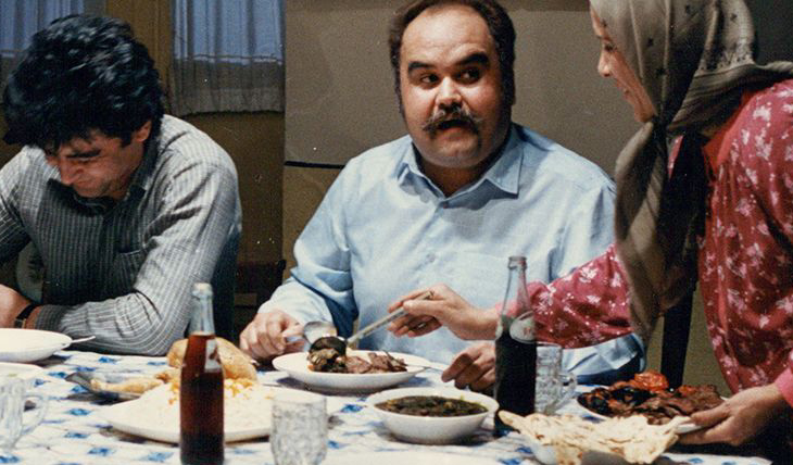 فیلمها و برنامه های تلویزیونی روی طاقچه ذهن کودکی - صفحة 16 Akbar-Abdi-02-Filme-Gharibe-1366