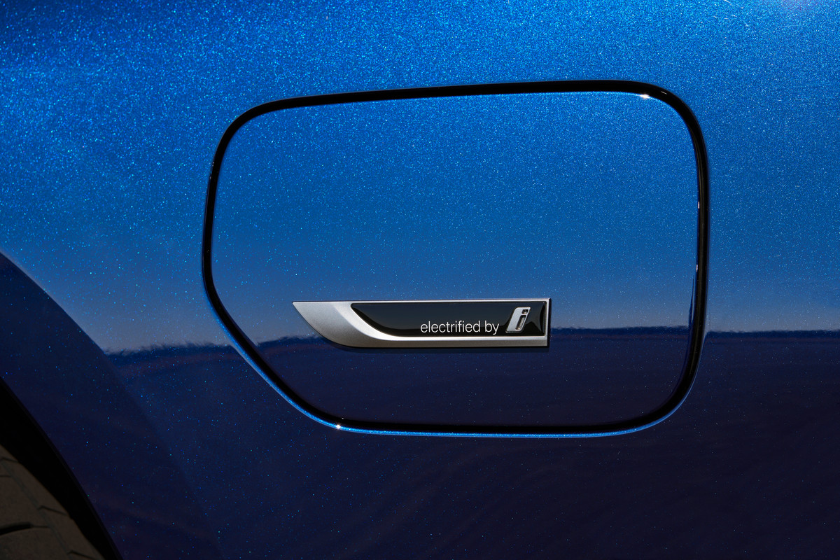 P90462552_highRes_the-new-bmw-330e-tou