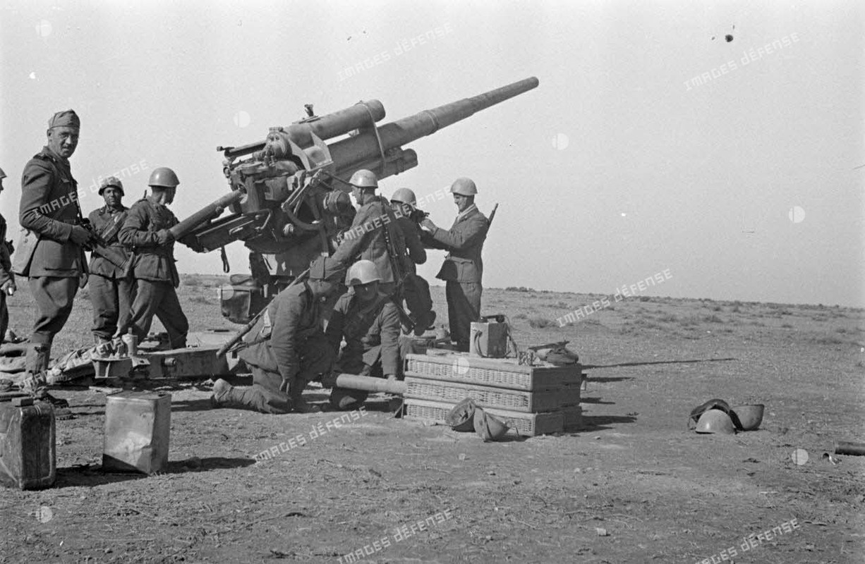 Un canon de 8,8 cm FlaK-18 utilisé par des artilleurs italiens en action.1