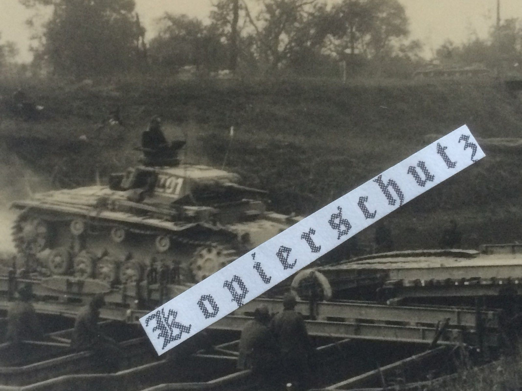 deutscher Panzer III beim überqueren einer Ponto
