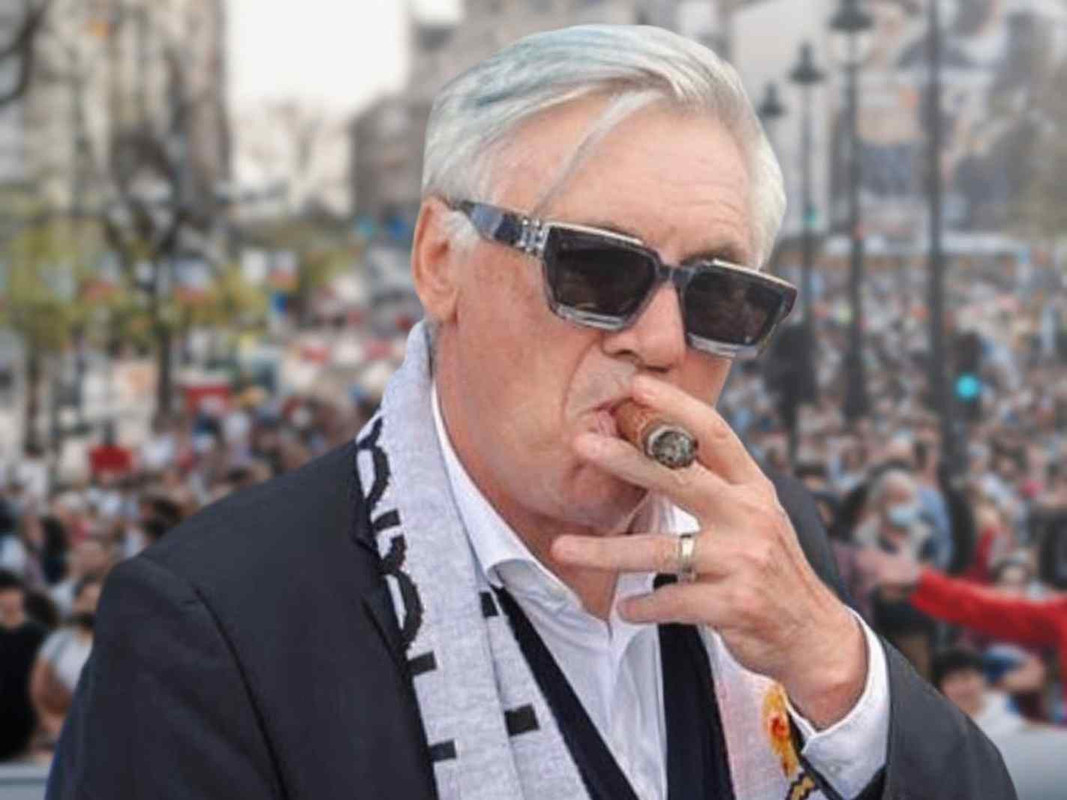 Carlo-Ancelotti-smoking-a-cigar-during-Real-Madrids-title-celebrations