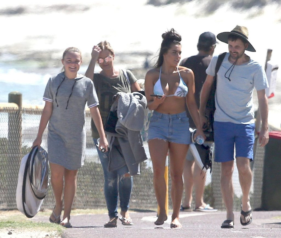 Holly-Young-Upskirt-STARS-com-32