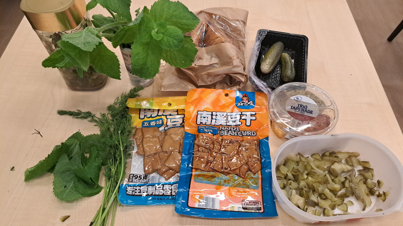 [Image: LVEG-BBQ-TOFU-DILL-OLIJF-PESTO-UI-AUGURK-250618.jpg]