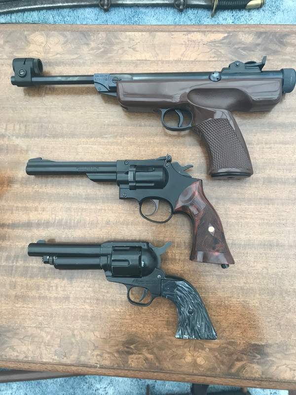 thumbnail_IMG_1013.jpg 3 pistols 1