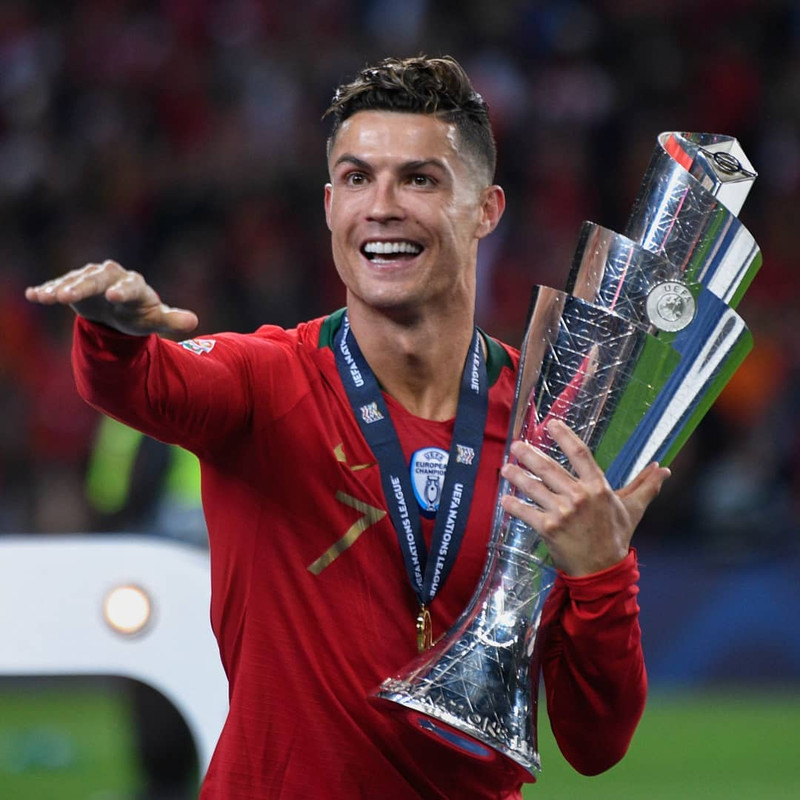 Cristiano Ronaldo merengkuh trofi UEFA Nation Cup bersama Portugal