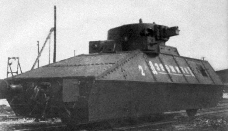 Train blinde - Page 4 Soviet-armored-train-cars-with-not-just-the-main-turrets-of-v0-78es420u796c1