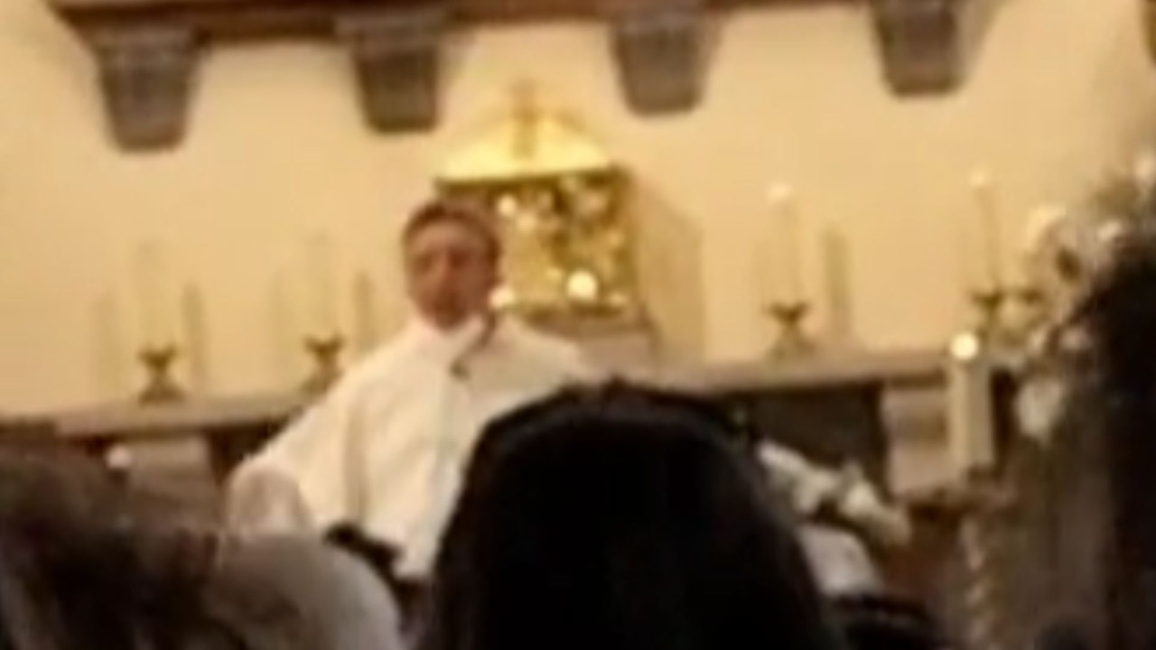 Graban a sacerdote dando misa borracho y eructando frente a fieles en España