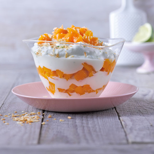 Erfrischender Limettenquark mit Kokos und Mango Erfrischender Limettenquark mit Kokos und Mango