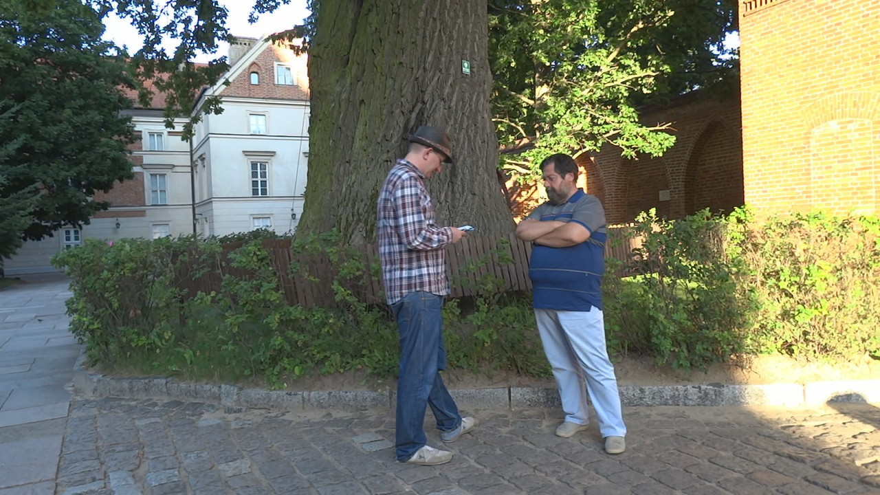 33.10 - Scenku na katedralnym dziedzińcu_000977