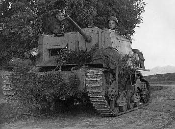Semovente L40 da 47 32 con su tripulación para dar una idea del tamaño del carro Semovente L40 da 47 32 con su tripulación para dar una idea del tamaño del carro