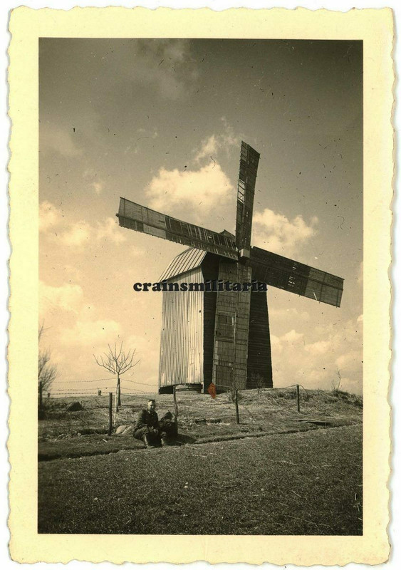 Orig. Foto Soldat bei Windmühle Mühle in Russland