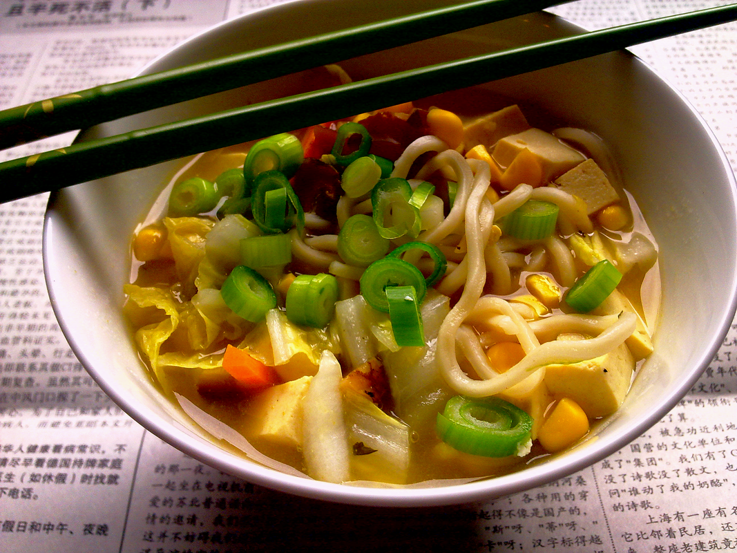 Vegetarische Peking scharf-sauere Nudelsuppe mit Tofu Vegetarische Peking scharf-sauere Nudelsuppe mit Tofu