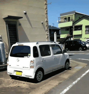 チンカス創カスポスター前で中央アルミのバンと軽トラ、黒車の三台