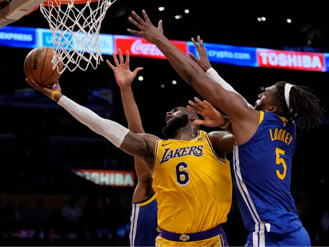 Los Lakers vencen a los Warriors en 6to partido, LeBron James la figura