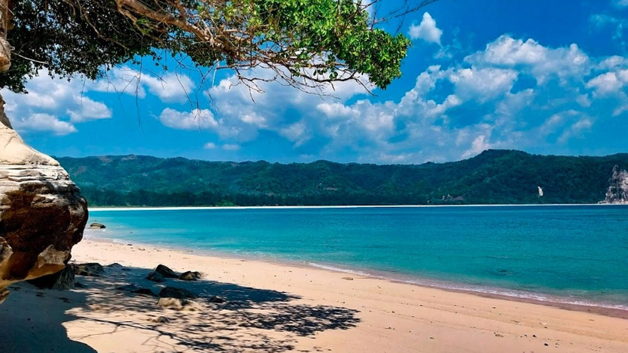 Menelusuri Keindahan Pantai Tarimbang yang Sangat Menawan