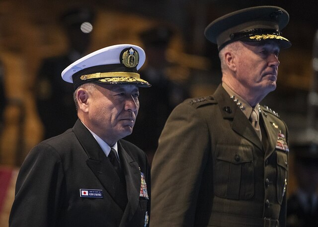 A gauche, le nouveau Chef d’État-major des armées, l’Admiral Nobuyoshi Kaminaga, au côté du General Maxwell Ledford, lors du passage de pouvoir à la tête de l’armée fédérale, à Columbia, le 11 novembre 2017.