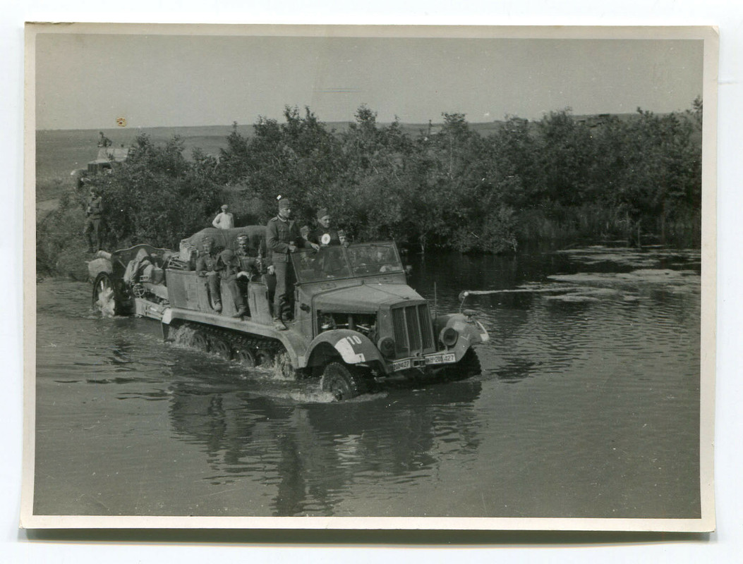 Foto Russland Halbkettenfahrzeuge Sd.Kfz. 8 durch einen Fluß mit