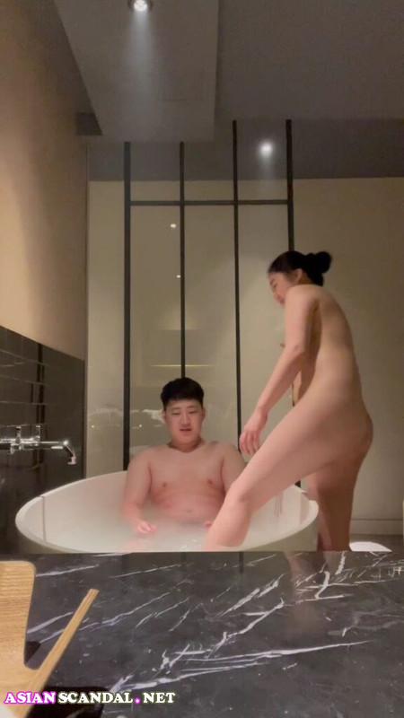 新鲜情侣的浴缸性爱