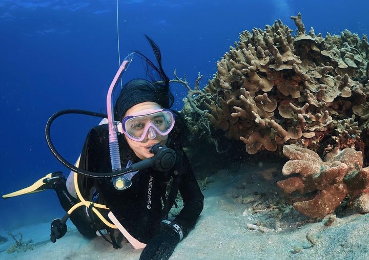 Potret Prilly Latuconsina pamerkan momen seru saat jajal aktivitas diving selama liburan ke Ternate beberapa hari lalu.