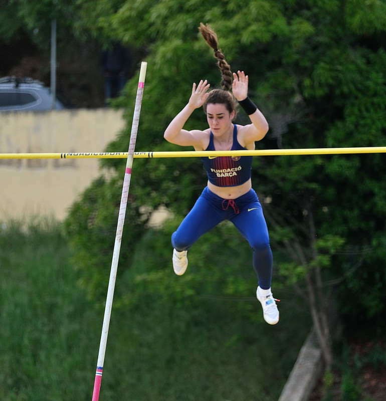 tightshorts_track61_polevaulting