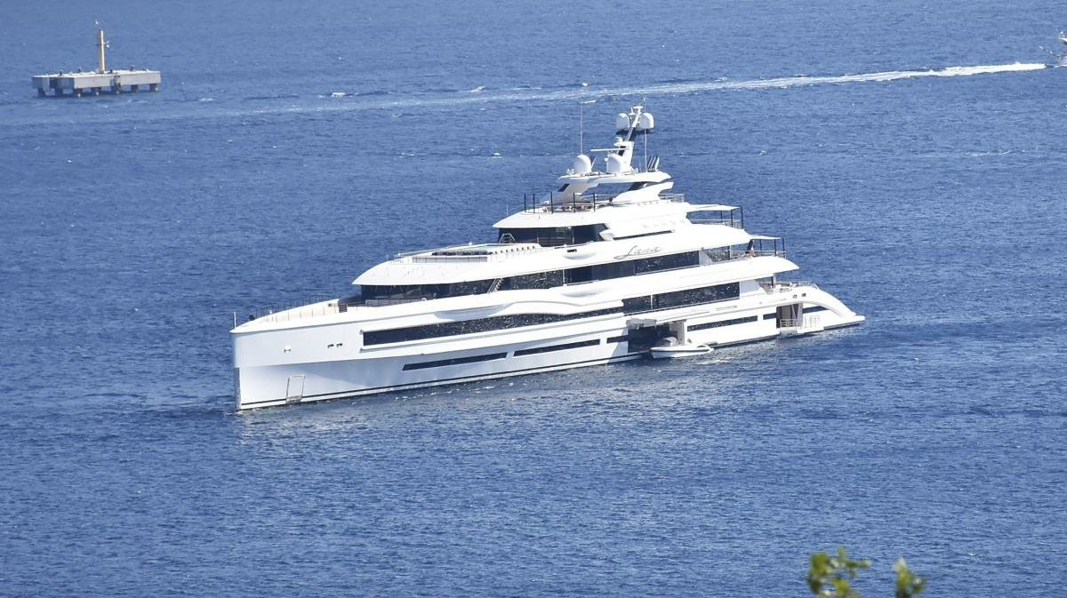 Desmantelarán puente histórico para permitir el paso del superyate de Jeff Bezos