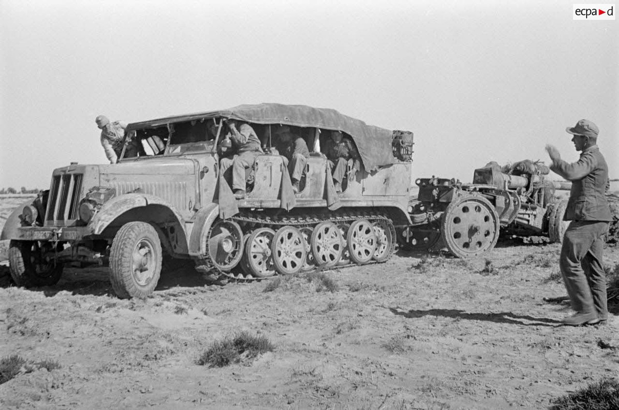 Le semi-chenillé SdKfz-7 tracte le canon de 10 cm Kanone 18 (9)