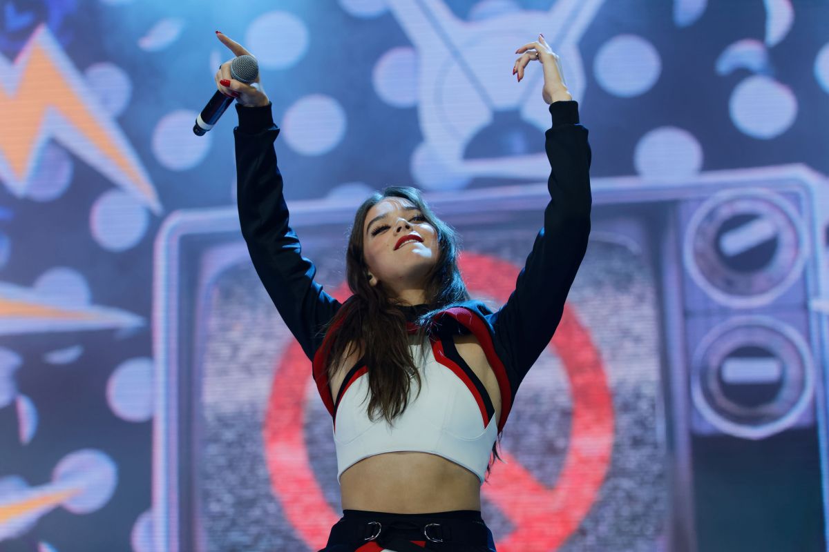 hailee-steinfeld-performs-at-bbc-biggest-weekend-festival-in-swa