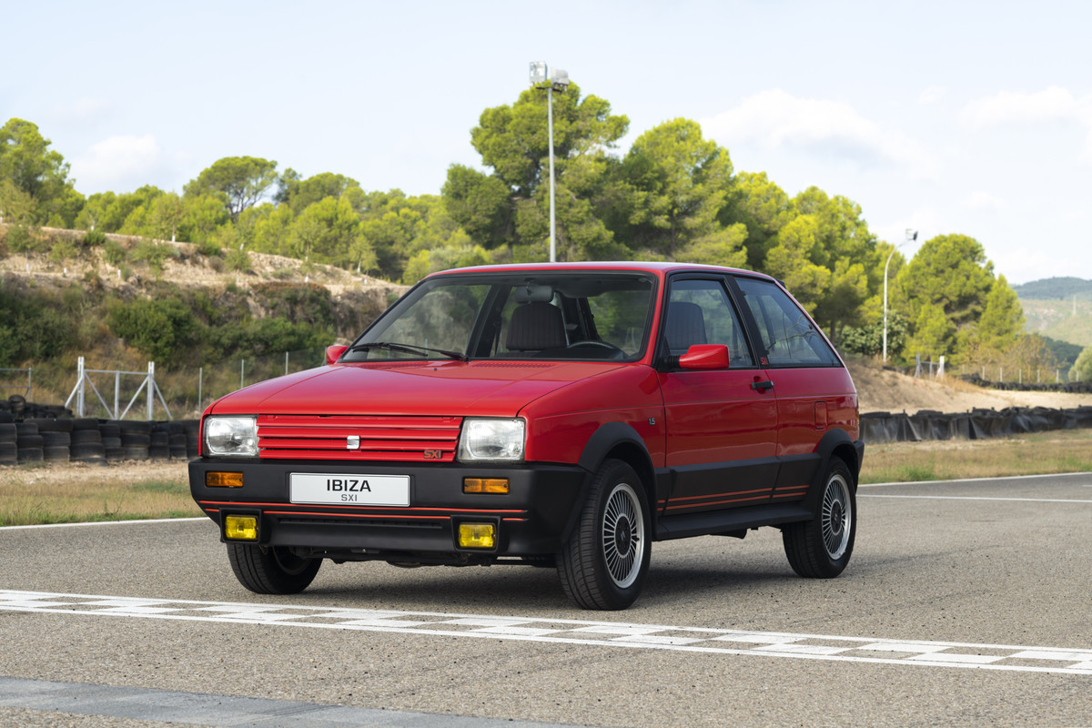 SEAT-essence-70-years-concentrating-sportiness-in-a-compact-size_09_HQ