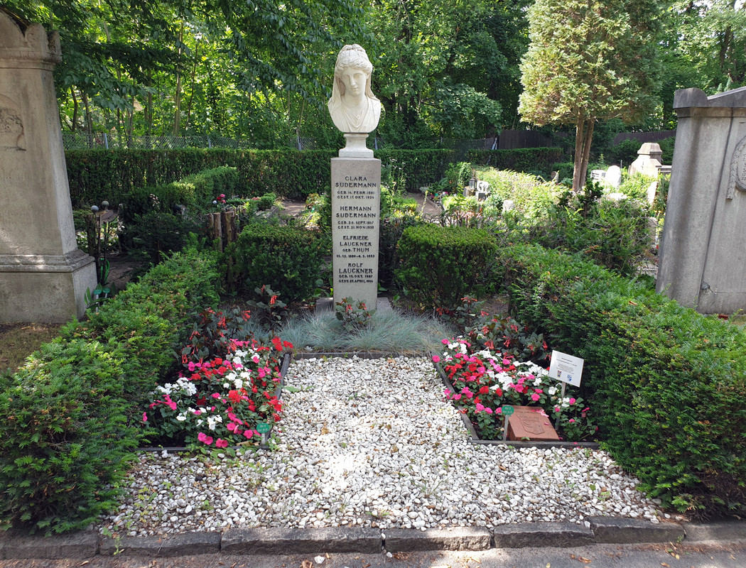 Ehrengrab_Bornstedter_Str_11_(Halsee)_Hermann_Sudermann