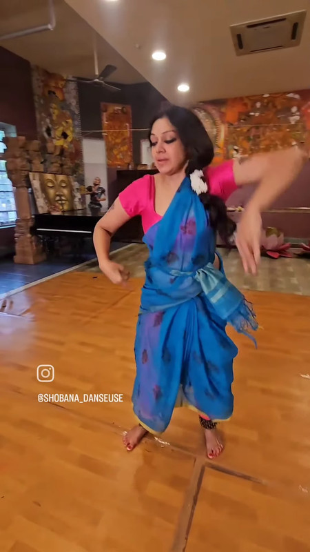 Navel Queen Shobana Sexy big Deep Navel through Saree.mp4_snapshot_00.11.904
