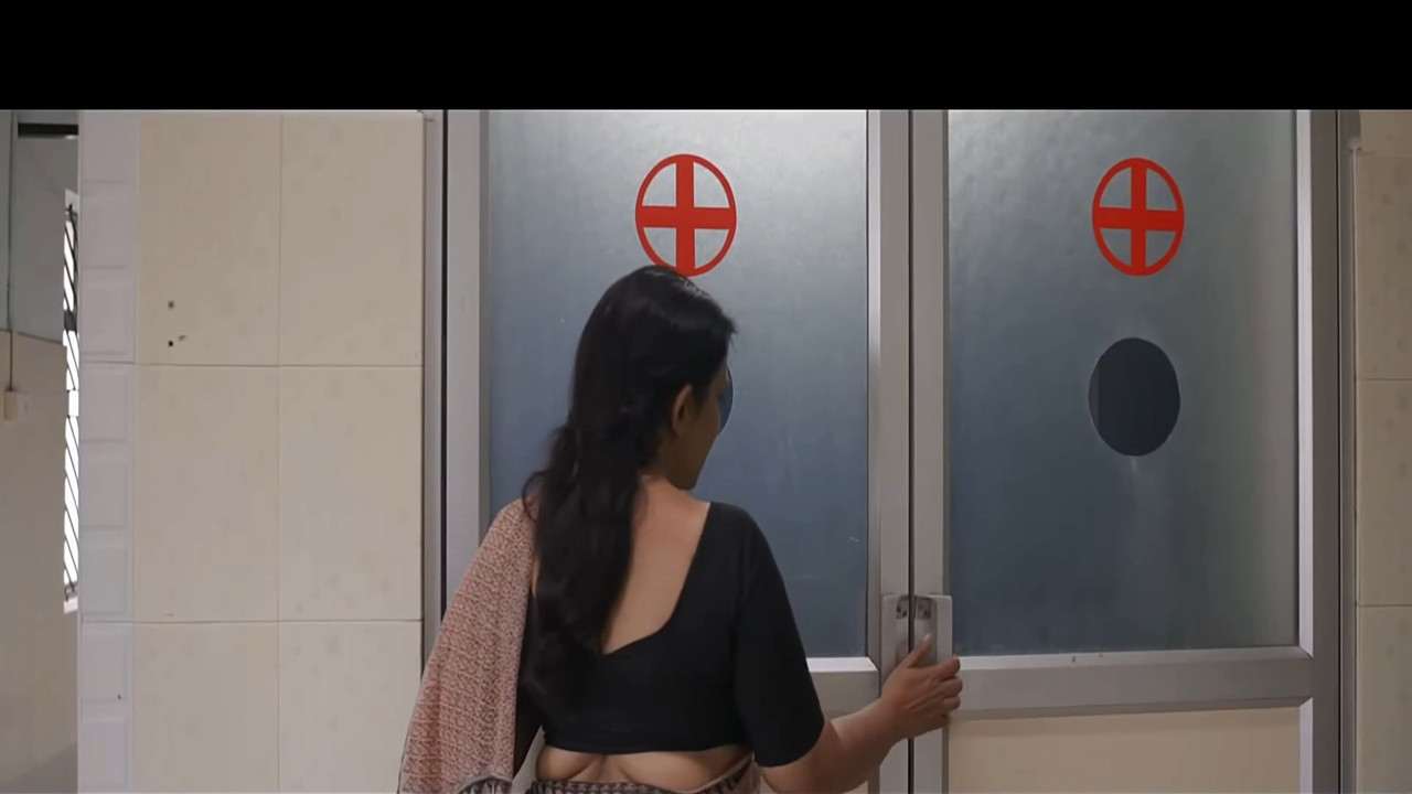 Mala Parvati Hot Navel Slips and Boobs in Saree.mkv_snapshot_00.16.289