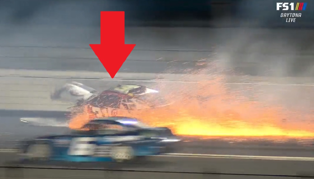 Impactante colisión en Nascar Xfinity Series, auto sale volando