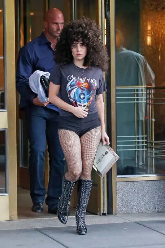 6-18-14-Leaving-her-apartment-in-NYC-001
