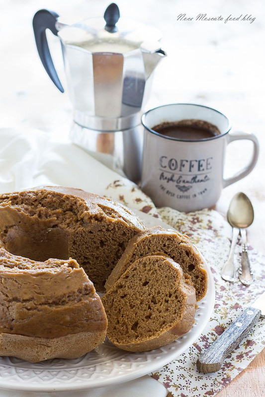 Ciambellone ricotta e caffè, una torta soffice per colazione e merenda