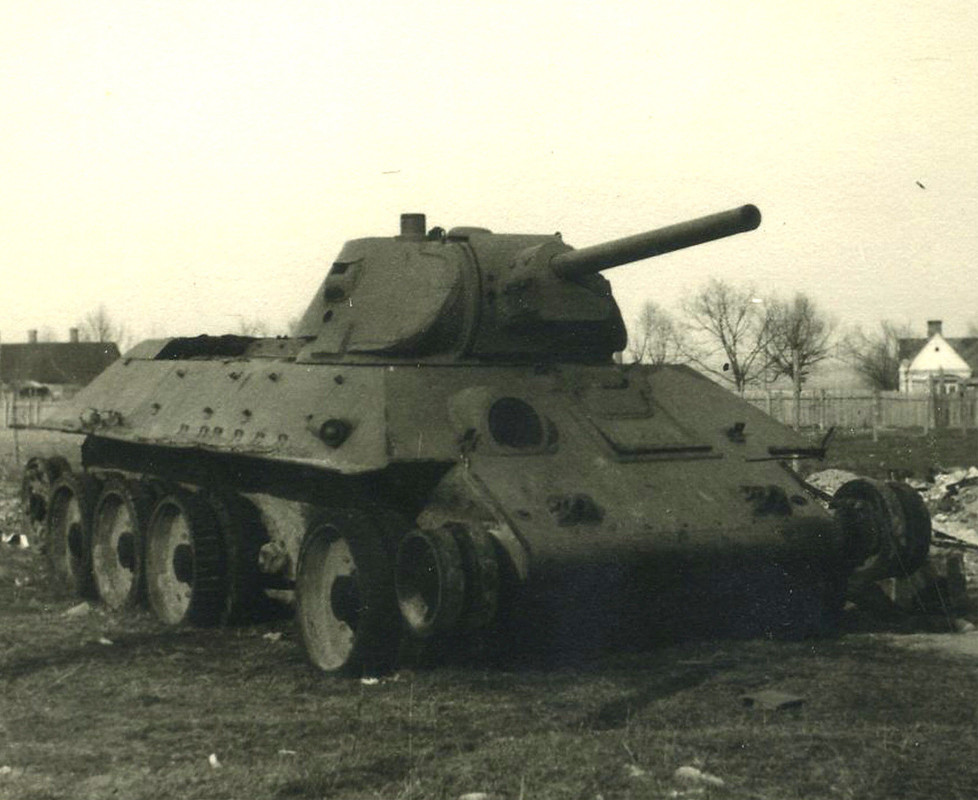 ZERSTÖRTER T-34 PANZER - OSTFRONT - RUSSLAND