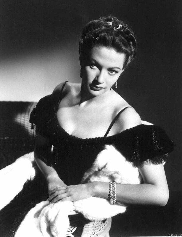 Yvonne_De_Carlo_b35