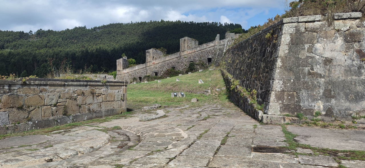 Roadtrip de 17 días por Galicia - Blogs de España - Dia 9. Ermida de Santa Comba - Faro y bateria Cabo Prior - Castelo de San Felipe (5)