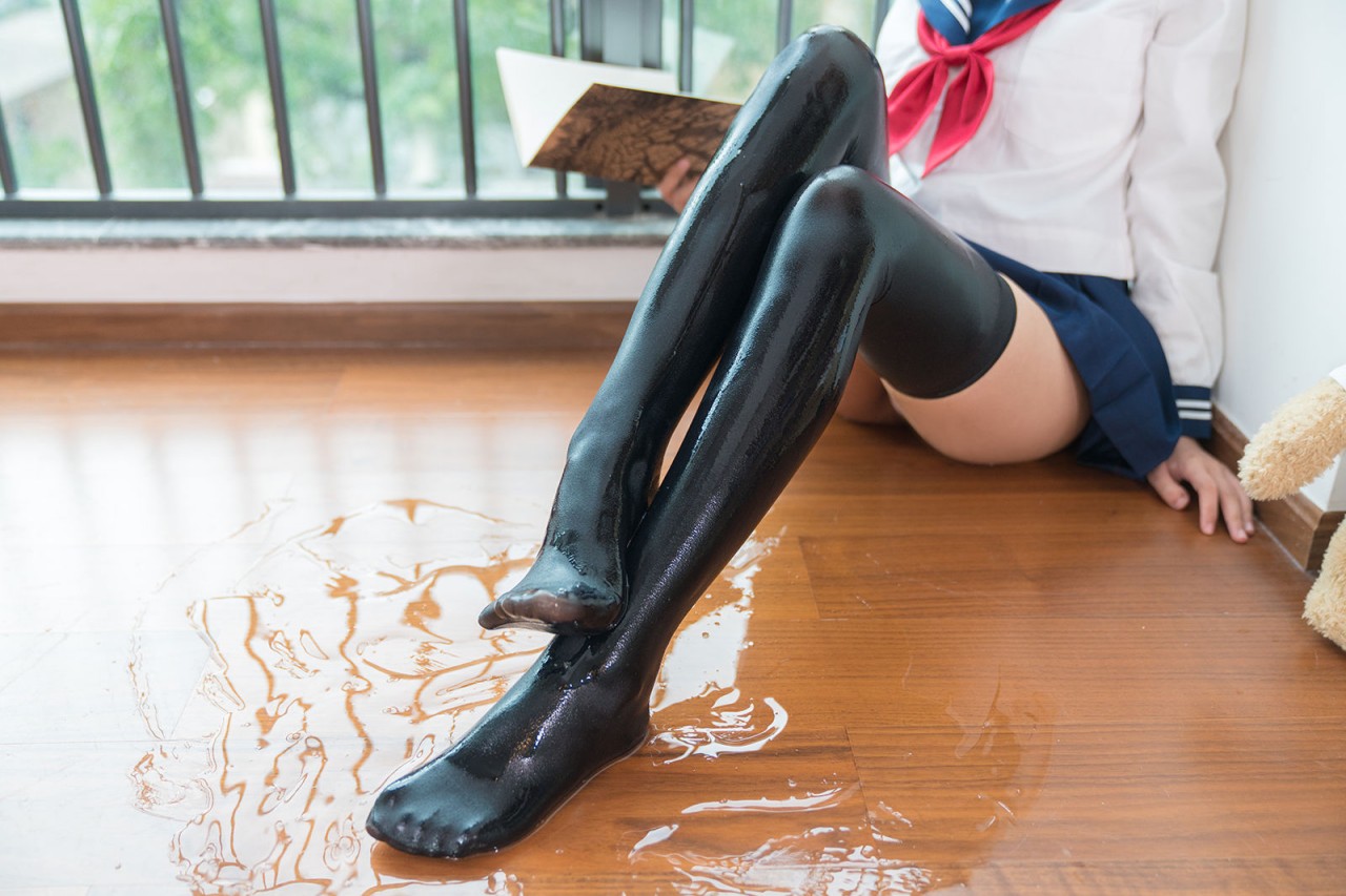 铭 铭 kizami《湿湿的JK》写真，家里湿湿的活力瞬间插图